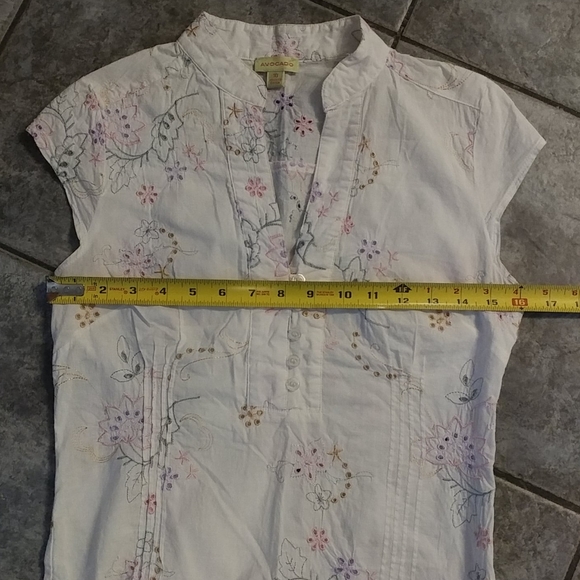 (2/$20) White top with floral details size small - Picture 2 of 8